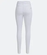 Pantalón skinny blanco de sarga con cintura mediana, trabillas, cierre con botón y cremallera, bolsillos delanteros y traseros.