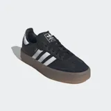 Championes Adidas Sambae negros con las tres tiras blancas y suela de goma marrón.
