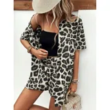 Conjunto de dos piezas compuesto por una camisa de manga corta con cuello italiano y cierre frontal de botones, y un short con cintura elástica y bolsillos laterales. Ambas prendas presentan un diseño estampado de animal print.