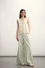 Pantalón palazzo a rayas verticales color verde y blanco.