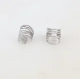 Ear cuff plateado de acero con diseño de múltiples vueltas ajustables. Se vende individualmente.
