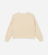 Suéter de punto pesado color crema, con cuello redondo y mangas largas. Presenta textura trenzada.