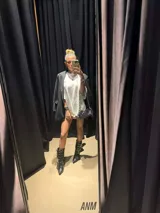 Remerón blanco de manga larga, corte holgado, con un pequeño bordado frontal en color rojo que dice "animal" con un arco sobre la palabra.