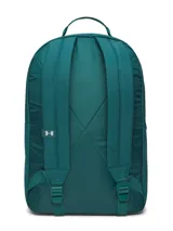 Mochila Under Armour Essential color verde petróleo, con logo de la marca estampado en blanco en el frente. Cuenta con compartimento principal con cierre, bolsillo frontal con cremallera, asa superior y tecnología resistente al agua.
