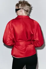 Cazadora corta de Zara color rojo, con cuello smoking, manga larga y cinturón ajustable del mismo tejido.
