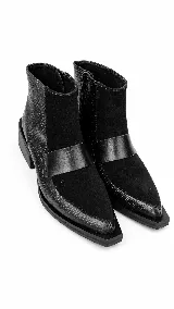 Botinetas de caña baja confeccionadas en una combinación de cuero napa y gamuza en tono bordó. Presentan un diseño de paneles con una banda central horizontal, puntera cuadrada y taco geométrico de color negro.