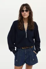 Short de denim azul medio con tiro medio, fit relajado y bolsillos utilitarios frontales.