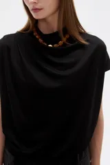 Top blanco de viscosa, de corte holgado, mangas cortas y cuello buche con drapeado.
