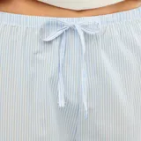 Conjunto de pijama de dos piezas compuesto por una remera de manga corta con estampa de Stitch y un pantalón largo de corte recto con diseño de rayas verticales finas y cintura elástica.