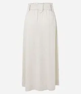 Pollera midi clochard de color beige, confeccionada en viscolino con cintura fruncida y cinturón ajustable en el mismo tejido. Presenta un diseño fluido y elegante de corte recto.