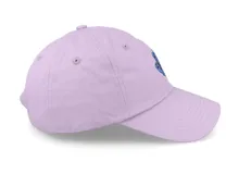 Gorra de visera curva color lila con bordado frontal del icónico logo Screaming Hand de Santa Cruz en tonos azules y rojos.