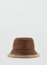 Gorro tipo bucket de efecto piel en color marrón, con borde inferior de tejido de borreguito en tono beige.