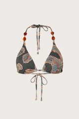 Top de bikini de corte triangular con tirantes ajustables para atar al cuello y la espalda. Cuenta con estampado estilo paisley en tonos oscuros y cuentas acrílicas en los breteles.