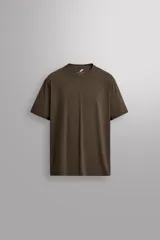 Camiseta deportiva color marrón confeccionada en tejido técnico, ligero y elástico. Tiene cuello redondo, mangas cortas, costuras planas y logo estampado.