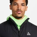 Chaleco negro con cierre frontal, cuello alto y logo triangular de ACG en el pecho.