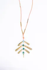 Collar con cordón color salmón, detalles de cuentas doradas y dije en forma de hoja con piedras naturales en tonos celeste, azul y verde.