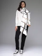 Pantalón negro de corte recto con cordón ajustable en la cintura.