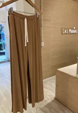 Pantalón de morley color ladrillo, de corte recto con bolsillos laterales.