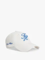 Gorra de béisbol blanca de seis paneles, confeccionada en algodón, con bordados en hilo azul de la marca Tommy Hilfiger en la parte frontal y lateral.
