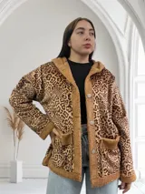 Campera con capucha de pana color marrón con estampado animal print y forro de piel sintética color beige.