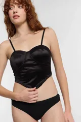 Bustier blanco de breteles finos, con copas preformadas y detalle de tul en el escote.