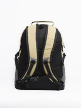 Mochila color arena con detalles en gris y negro. Cuenta con un compartimento principal con cierre, un bolsillo frontal con cordón elástico y bolsillos laterales de malla.