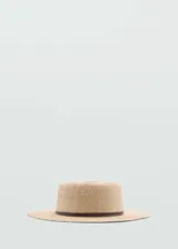 Sombrero tipo canotier de paja natural con cinta marrón oscura en contraste alrededor de la copa.