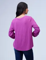Blusa celeste texturada marca Ruby Rd, con cuello a la base y escote en V. Manga larga de largo regulable.
