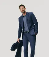 Pantalón de vestir masculino en color azul, confeccionado en tricolina con corte clásico, cintura con trabillas, cierre frontal con vista oculta y bolsillos laterales.