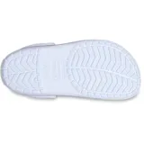Zuecos Crocs modelo Crocband™ en color lila claro con plataforma blanca y una línea decorativa morada. Presentan el diseño clásico con orificios de ventilación y tira trasera ajustable.