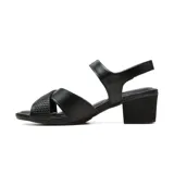 Sandalia de cuero negro con taco cuadrado medio, tiras cruzadas en la parte frontal con textura trenzada y detalle de aplique metálico dorado con el logo de la marca. Cuenta con tira ajustable en el talón.