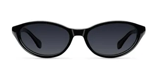 Lentes de sol con diseño cat-eye slim y envolvente, con montura y cristales en color negro.