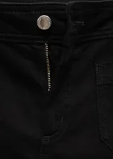 Jeans de tiro alto con diseño wide leg, cierre frontal de cremallera y botón, trabillas para cinturón y dos bolsillos de parche en la parte delantera.