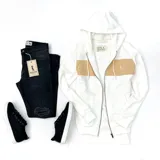 Campera con capucha color blanco y franja horizontal color durazno en el pecho.