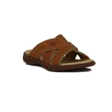 Sandalias casuales para hombre con diseño de tiras anchas cruzadas en color marrón cognac, con suela ergonómica y costuras decorativas.