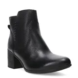 Bota de caña baja marca Bottero, confeccionada en cuero negro con textura combinada de cuero liso y cuero perforado en la parte superior. Presenta taco cuadrado y cierre lateral.