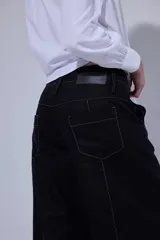 Pantalón de tiro medio y piernas anchas, confeccionado en mezcla de lino y algodón, con bolsillos delanteros y traseros con detalles de costuras pespunteadas a contratono.