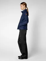 Campera acolchada Save The Duck modelo Carly, color verde militar, confeccionada en nylon y rellena con Plumtech. Cuenta con cuello alto, cierre bidireccional, bolsillos laterales con cierre y logo redondo de goma en la manga izquierda.