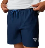Short de baño azul marino con cintura elástica y cordón ajustable. Cuenta con tecnología Omni-Shade UPF 50 para protección solar y Omni-Shield para repeler la humedad y manchas. Incluye bolsillos laterales y un bolsillo trasero con cierre de seguridad.