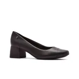 Zapato de cuero color beige con perforaciones, taco cuadrado y detalle de logo dorado en el lateral.