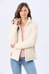 Campera de sherpa color beige con cierre frontal, cuello alto y bolsillos laterales con detalles en cuero sintético.