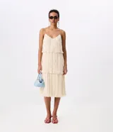 Vestido midi de corte evasé confeccionado en chiffon, con diseño de capas superpuestas, breteles finos y escote en U. Cuenta con forro interior.