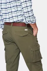 Pantalón cargo de gabardina en color verde militar, con bolsillos laterales tipo cargo con solapa y cierre de botón, y bolsillos frontales clásicos.