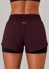 Short deportivo negro con calza incorporada, de cintura elástica y diseño con doble capa.