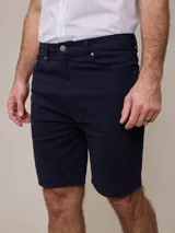 Bermuda de hombre color azul marino, confeccionada en sarga con 5 bolsillos. Composición: 98% algodón y 2% elastano.