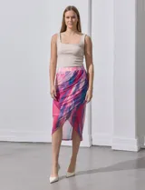 Falda midi cruzada de microtul estampado en tonos rosa, fucsia, celeste y azul. Pretina ancha elastizada y forro interno a tono. Marca Cable & Gauge.