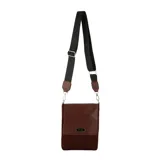 Bandolera de diseño compacto en color verde oliva, confeccionada en material símil cuero con detalles en textura tipo gamuza. Cuenta con solapa frontal, placa metálica con logo de la marca y correa ajustable de cinta negra con el nombre de la marca grabado.