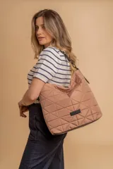 Cartera capitoneada color beige, con diseño geométrico y asa resistente. Amplia y cómoda, ideal para el uso diario.