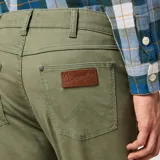 Pantalón de gabardina verde oliva, marca Wrangler, modelo Larston, corte slim tapered y cinco bolsillos.
