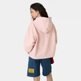 Hoodie de corte oversize color rosado con capucha, manga larga y estampa frontal del logo de la marca en tono marrón.
